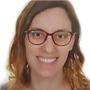 Soy diseñadora gráfica con 10 años de experiencia en una imprenta de pequeño y gran formato. Y 8 años como monitora extraescolar.